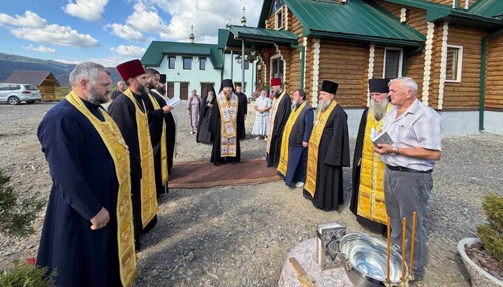 У Серафимівському скиту освятили місце будівництва нової дзвіниці. Фото: Хустська єпархія