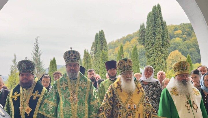 В селе Малая Уголька четыре иерарха УПЦ совершили литургию. Фото: Хустская епархия