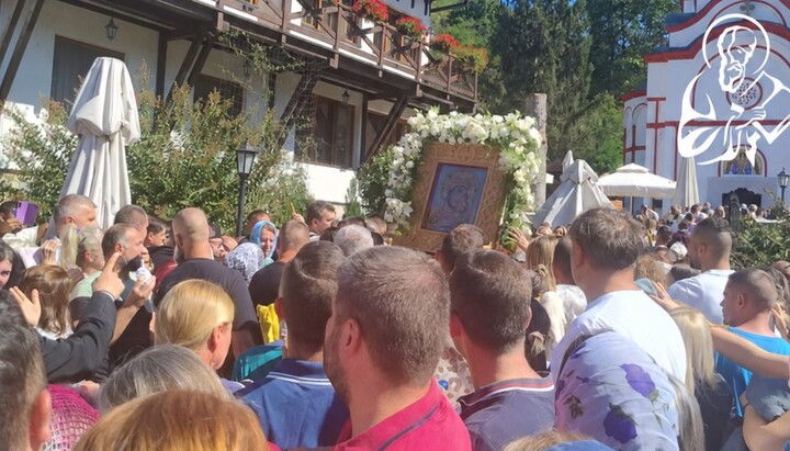 Χιλιάδες πιστοί τίμησαν τη θαυματουργή εικόνα της Θεοτόκου στη Σερβία. Φωτογραφία: ΕΠΔ