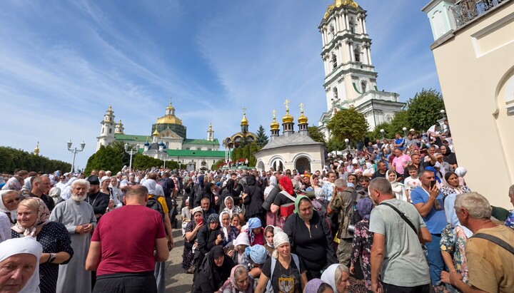 Тисячі хресноходців у Почаївській лаврі 25 серпня 2026 року. Фото: СПЖ