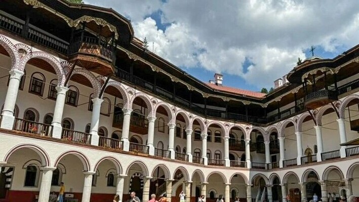 Вид на внутренний двор Рильского монастыря. Фото: oneticketjustgo.com