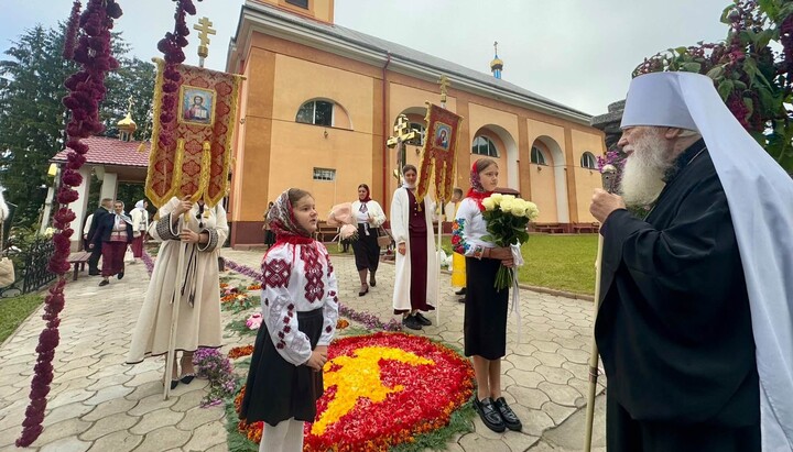Митрополит Хустский Марк возглавил торжества в Крестовоздвиженском храме в Рахове. Фото: Хустская епархия