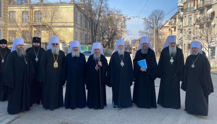 Члены Священного Синода УПЦ у Офиса Президента.