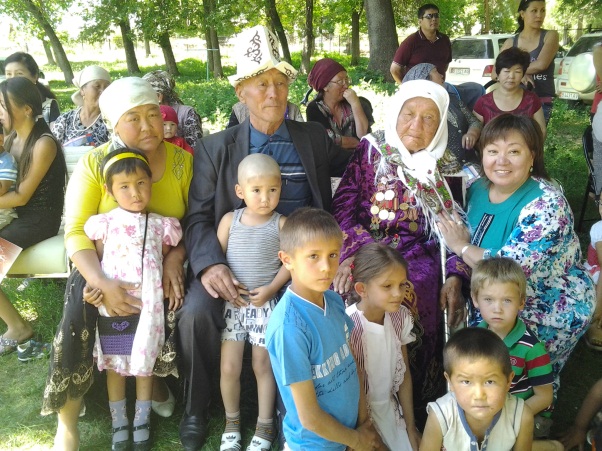 У Киргизії жінка-легенда стала матір'ю для 150 дітей фото 1