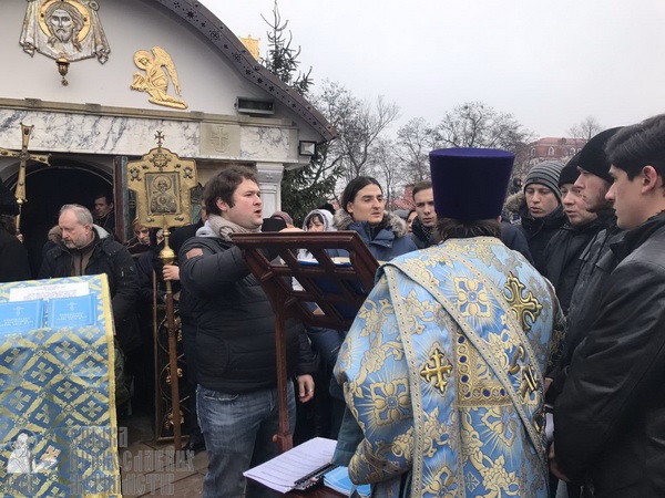 Молебень біля Десятинного монастиря та акція радикалів – як це було фото 13