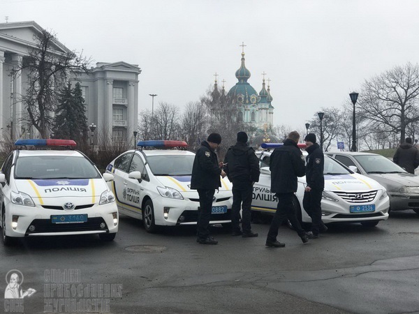 Молебень біля Десятинного монастиря та акція радикалів – як це було фото 18