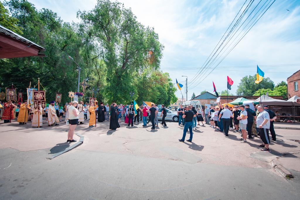Козлячі копита і «вуха» ПЦУ в нападі на хрестохідців у Ніжині фото 1