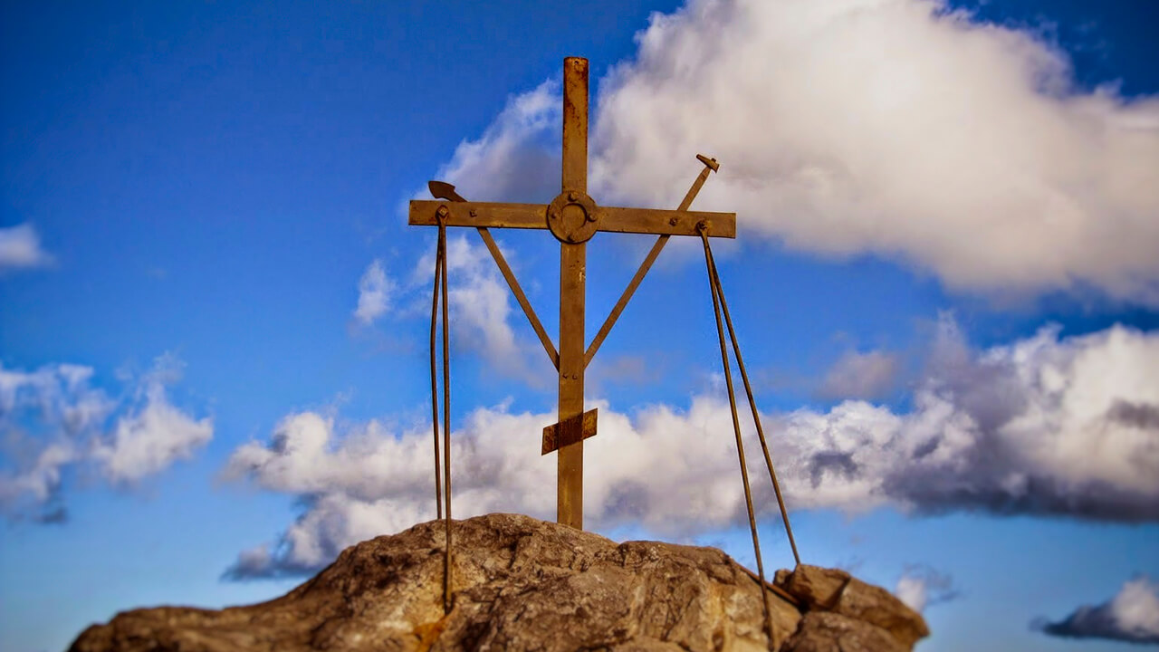 State symbols vs the Сross of the Lord: what’s wrong with our