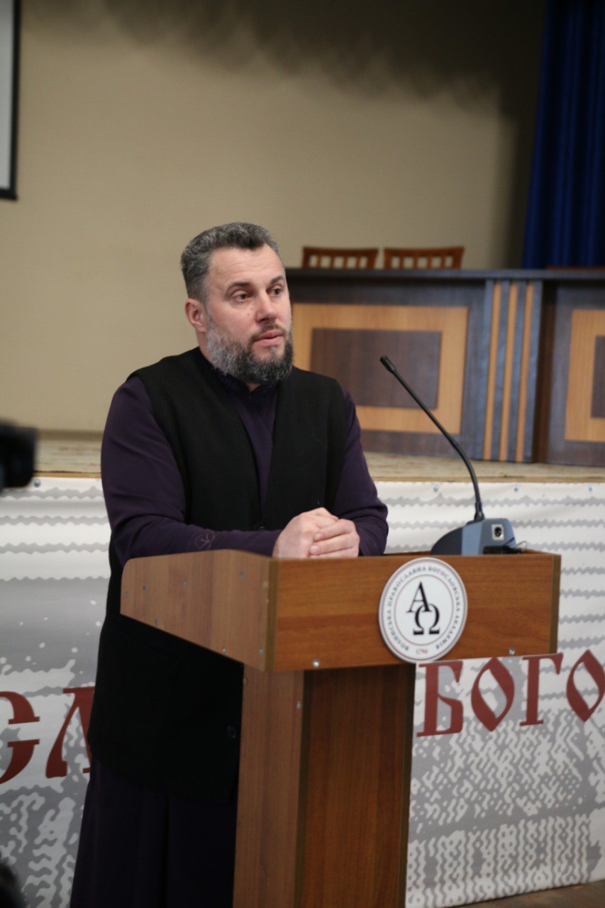 &Omicron;&mu;&iota;&lambda;ί&alpha; &tau;&omicron;&upsilon; &Gamma;&kappa;&rho;ί&sigma;&tau;&sigma;&omicron;&upsilon;&kappa; &sigma;&tau;&eta; &Theta;&epsilon;&omicron;&lambda;&omicron;&gamma;&iota;&kappa;ή &Alpha;&kappa;&alpha;&delta;&eta;&mu;ί&alpha; &Beta;&omicron;&lambda;ί&nu; &tau;&eta;&sigmaf; &Pi;Ц&Omicron;.