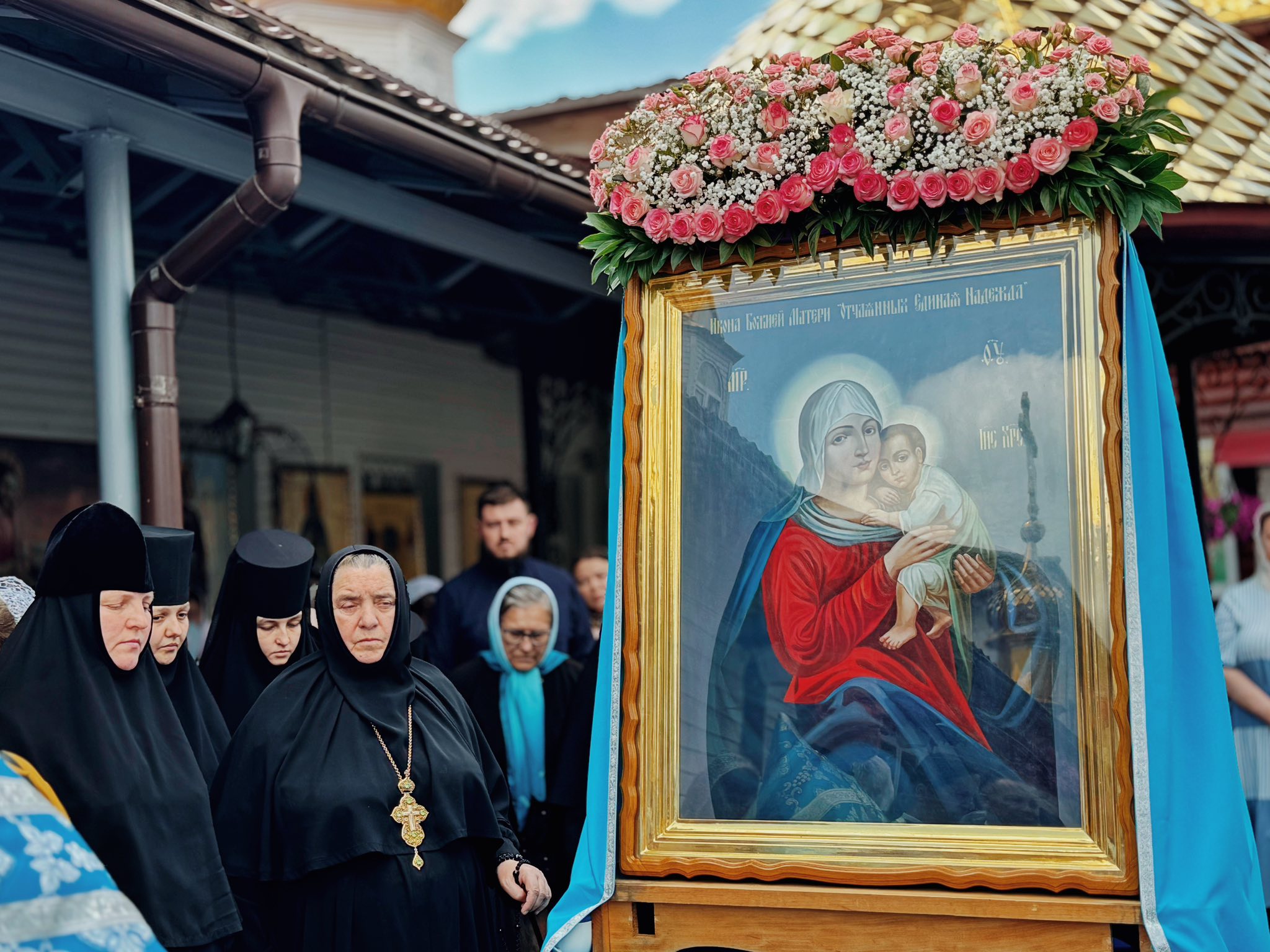 Верующие УПЦ в Ровно совершили крестный ход к скиту святой Анны - фото 4