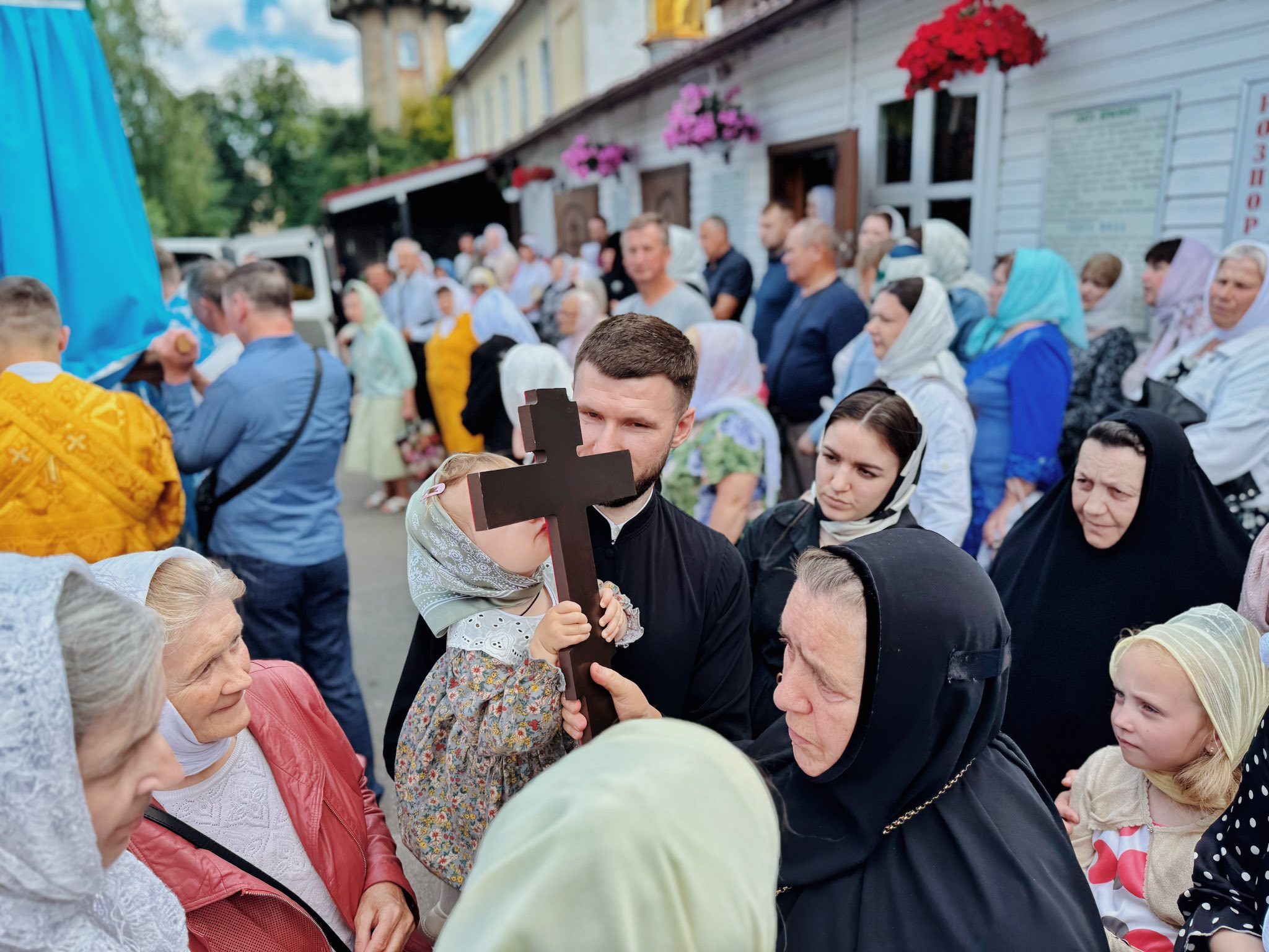 Верующие УПЦ в Ровно совершили крестный ход к скиту святой Анны - фото 3