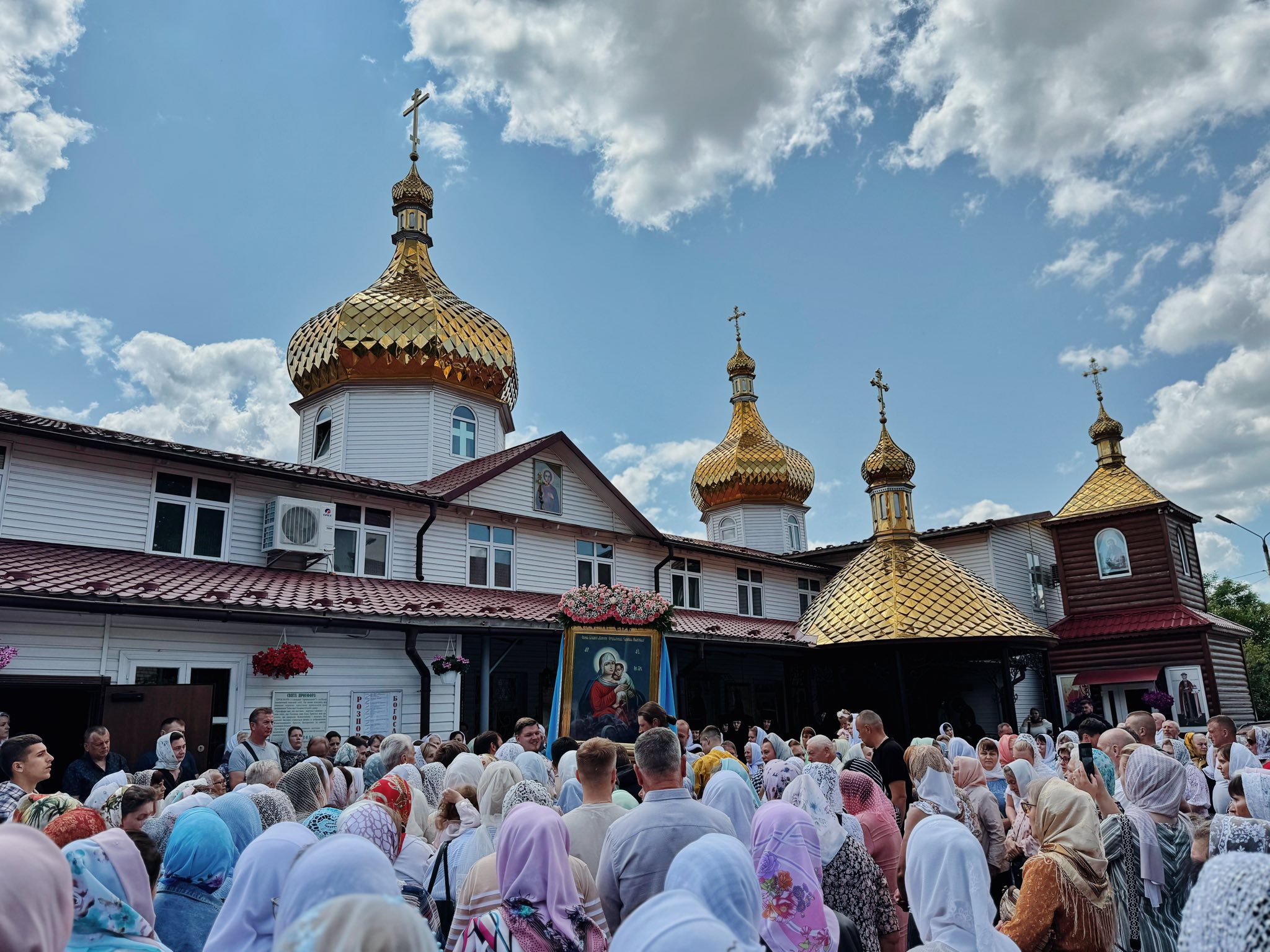 Верующие УПЦ в Ровно совершили крестный ход к скиту святой Анны - фото 1