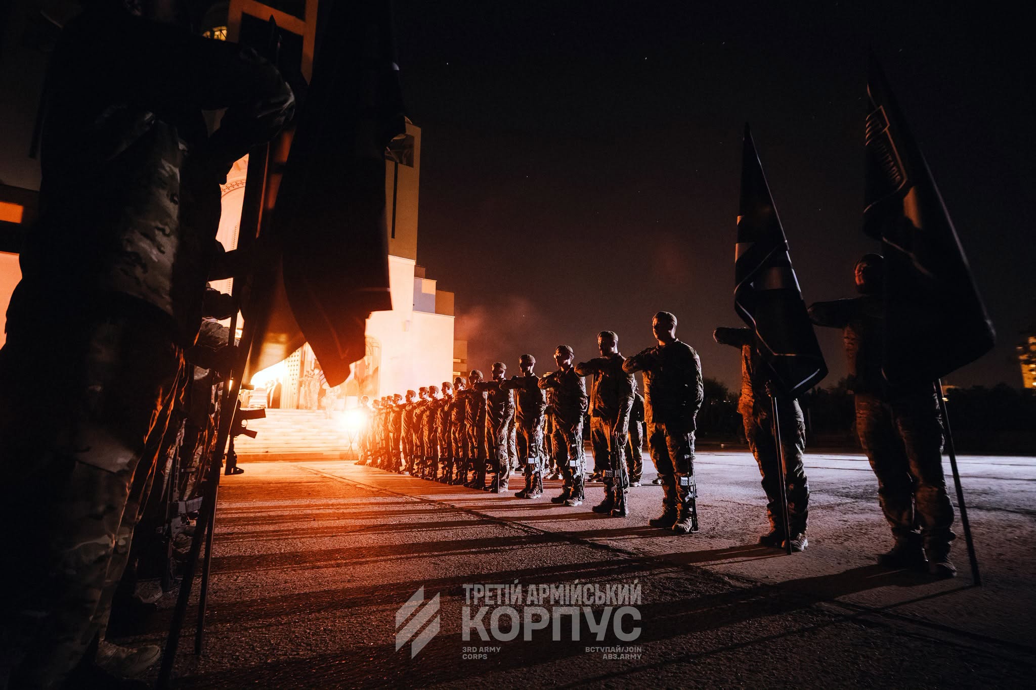 Гроб с Коновальцем вносят в собор УГКЦ после ночной церемонии, Киев, август 2026 г.