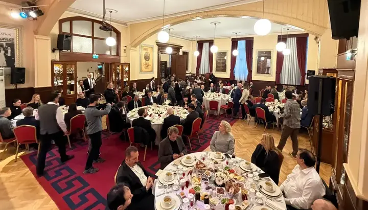 Патриарх Варфоломей на ифтаре в греческом лицее Стамбула.