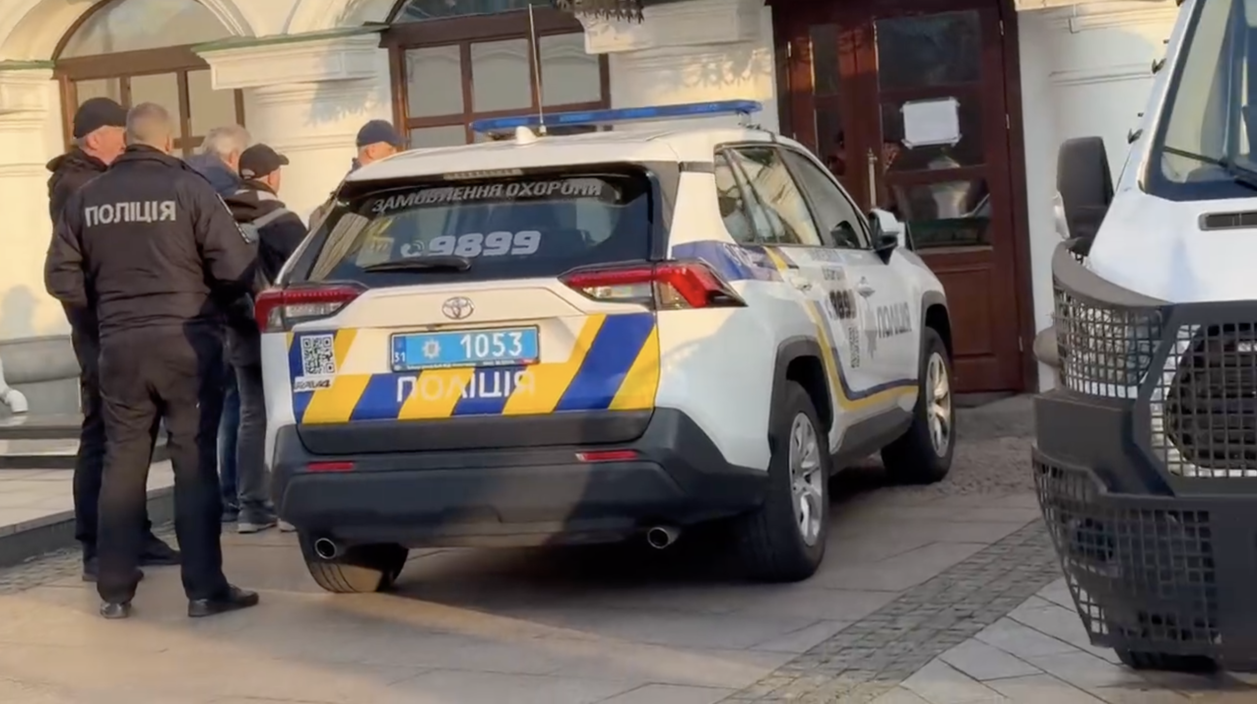 Поліція і члени комісії в Києво-Печерській лаврі.