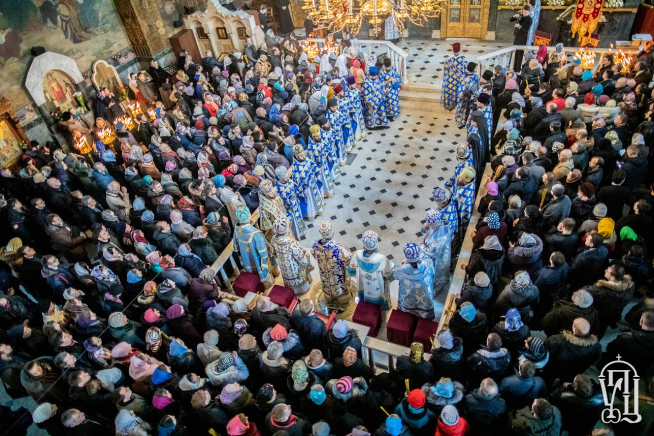 Всенощное бдение УПЦ в Трапезном храме Лавры.