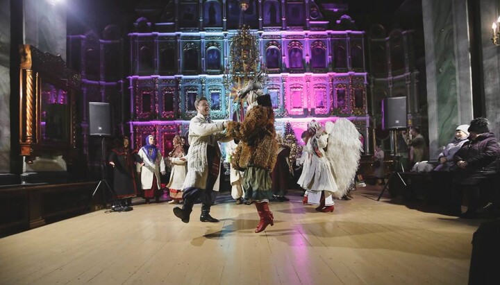 Танцы в Троицком соборе Чернигова.