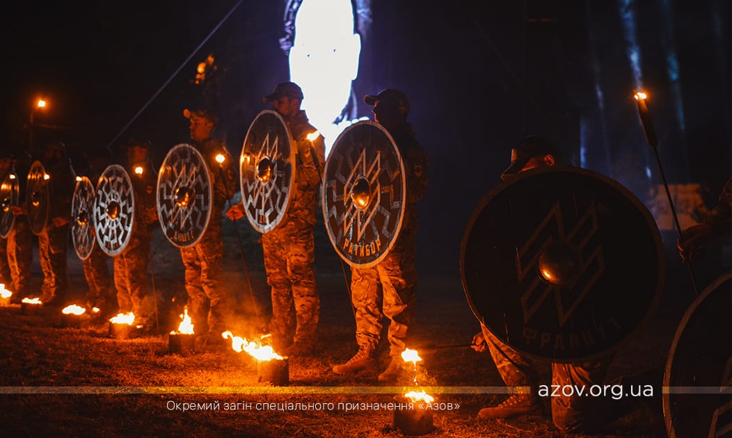Мистерия памяти погибших бойцов &laquo;Азова&raquo; возле кургана с мечами, сентябрь 2020 г.