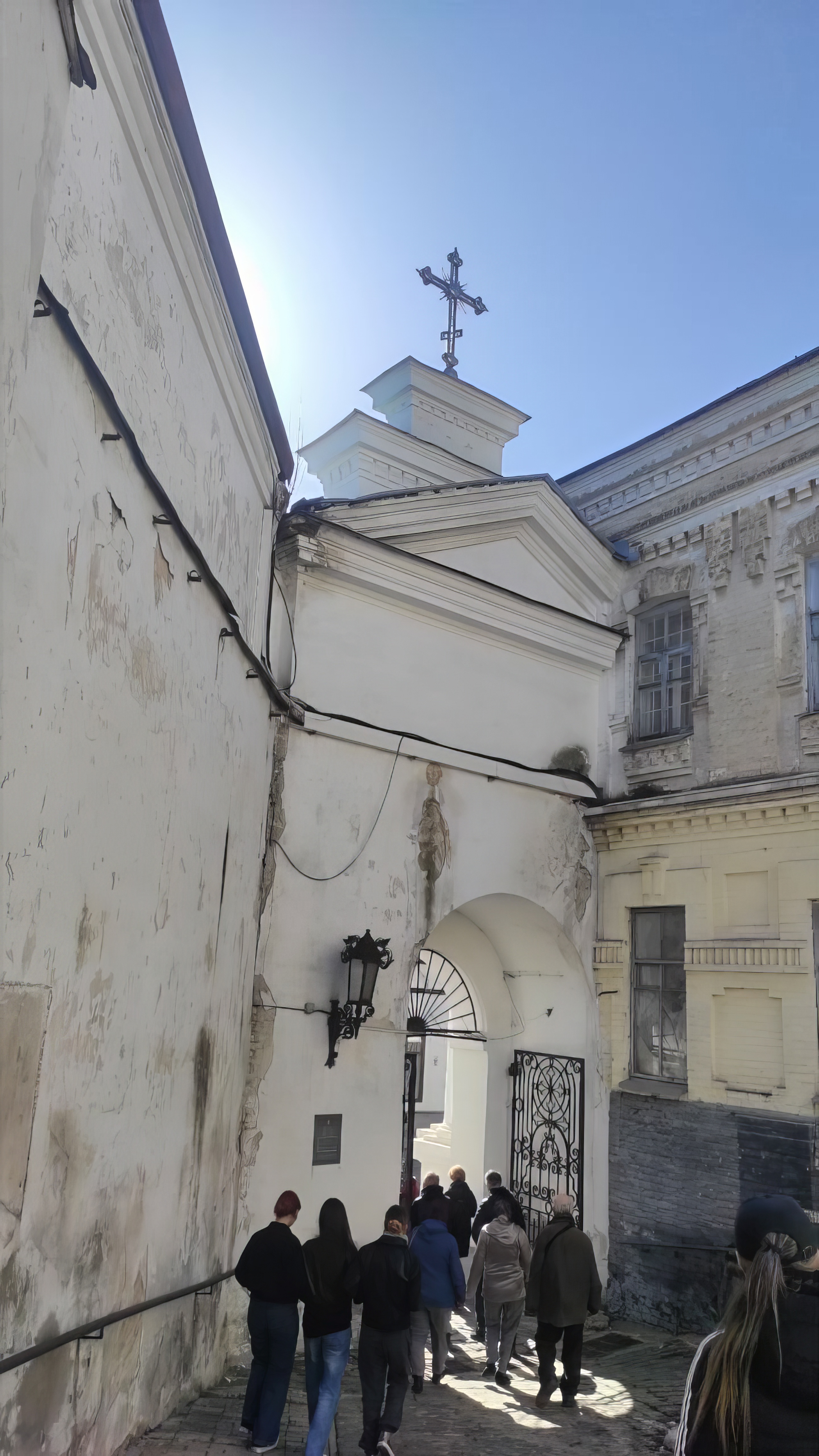 Группа проходит из Верхней лавры - в Нижнюю.