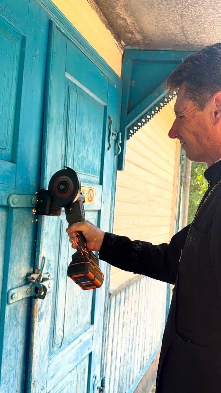 OCU cleric Yanchuk cuts the lock on a UOC church on camera.