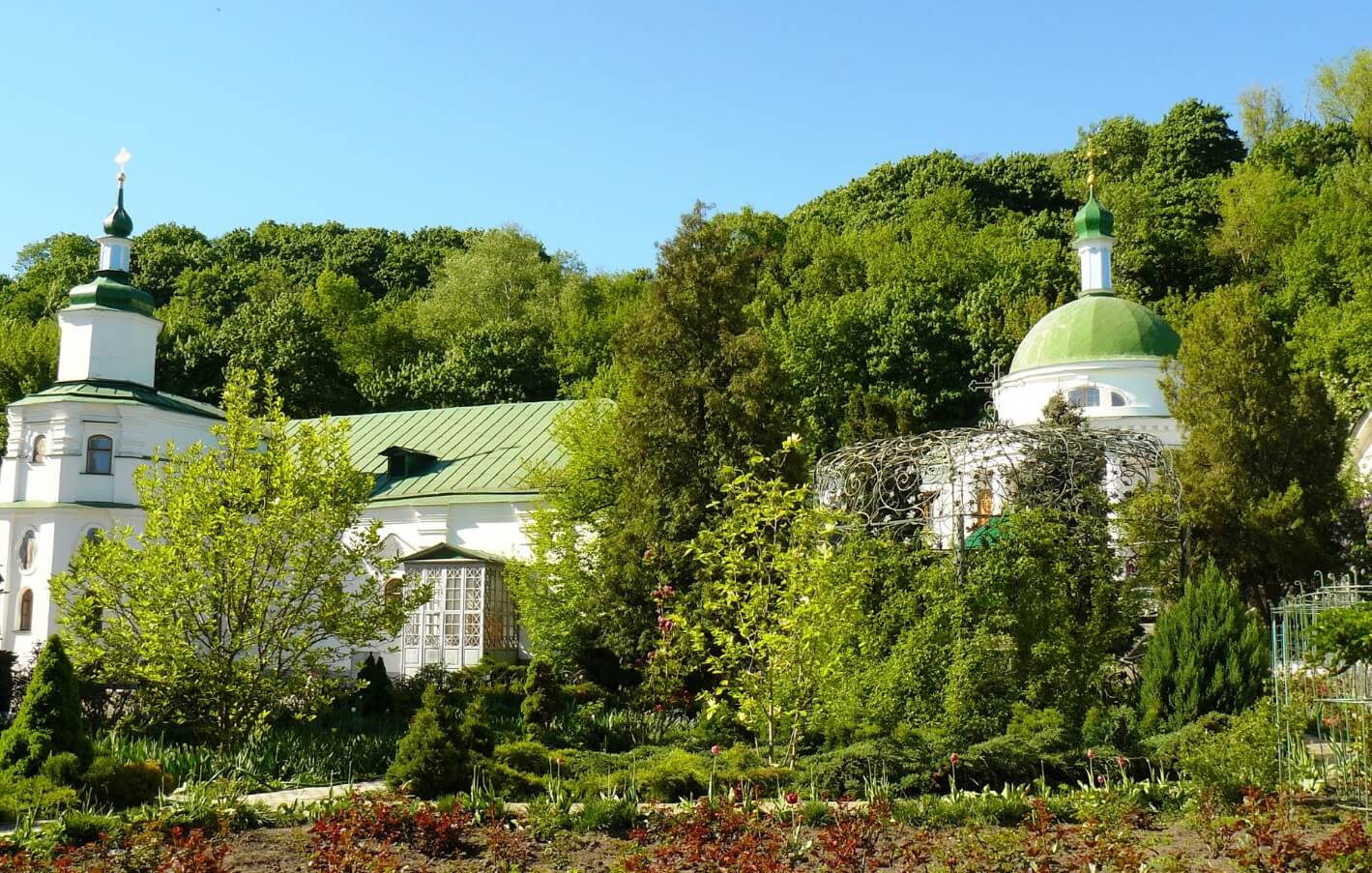 Замкова гора позаду монастиря