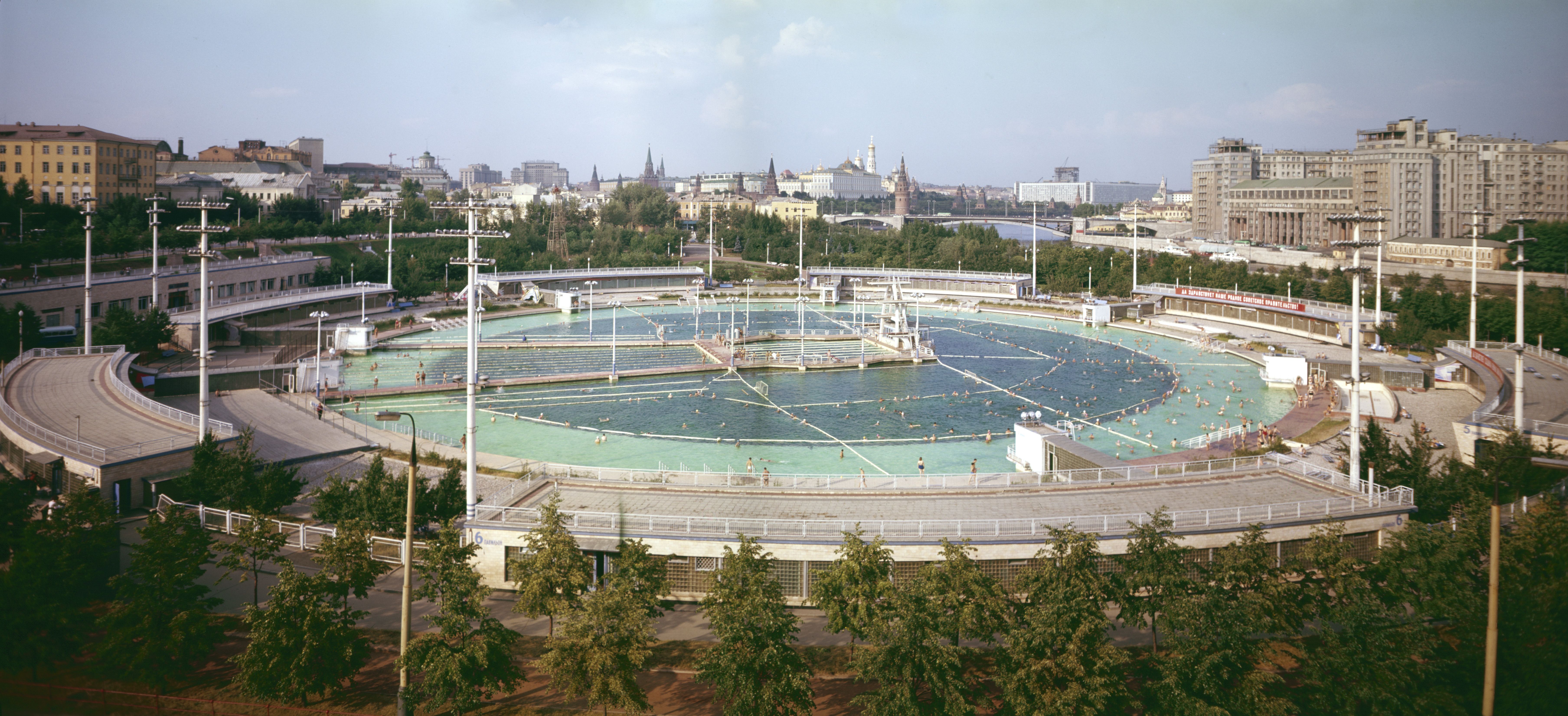Бассейн "Москва", построенный на месте разрушенного храма Христа Спасителя. Фото: Википедия