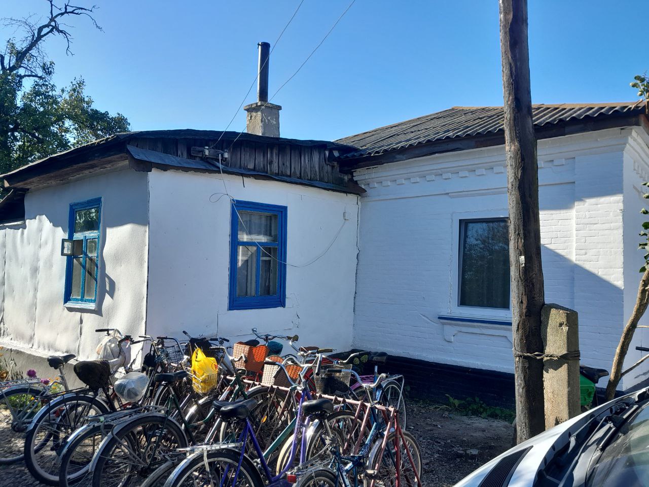 Скромна сільська хата стала новим прихистком для гнаної громади. Фото: автор