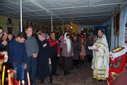 Молитва громади в павільйоні. Фото: автор