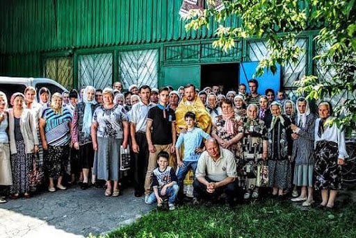 Гнана громада на чолі з настоятелем. Фото: автор