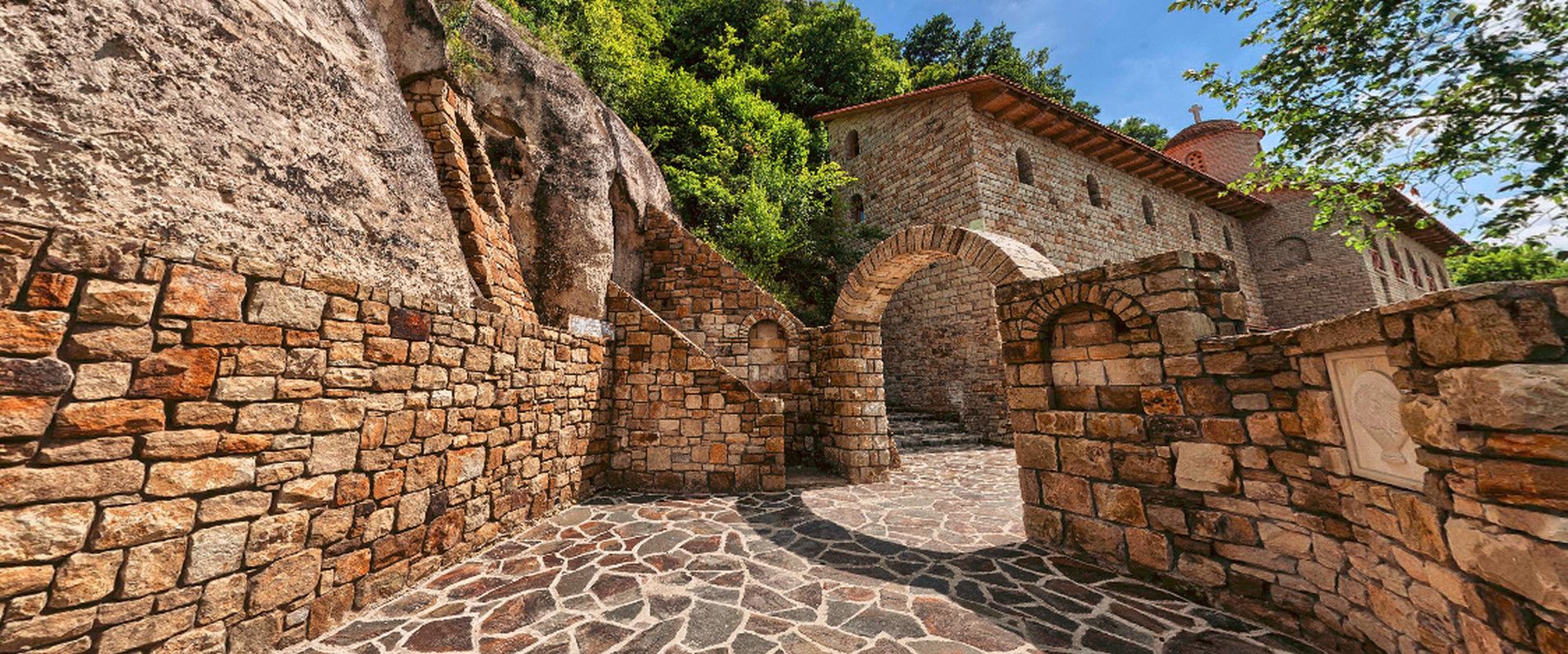 Храмы и келья в скалах Лядово